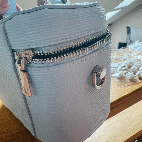 Bloomingdale’s blue cosmetic/ travel/ handbag with straps new - Picture 3 of 4